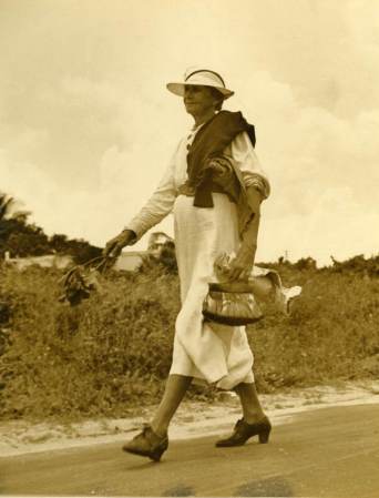 Vista de Izzelly Hardin; comadrona caminando - Riviera Beach, Florida, 1939.