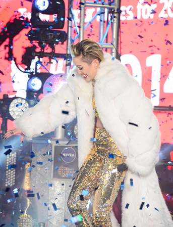 Miley Cyrus: demasiados dorados, demasiados brillantes y demasiada piel.