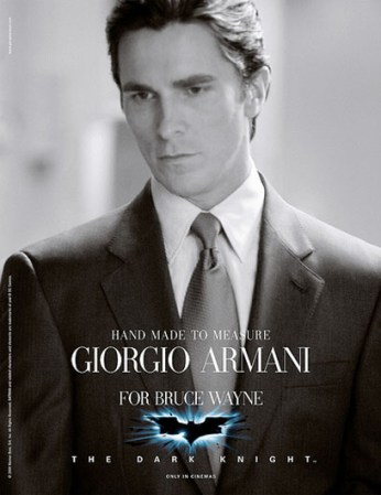 En la película, Christian Bale en su papel de Bruce Wayne (Batman) luce exclusivamente trajes hechos a la medida de la línea Giorgio Armani.
