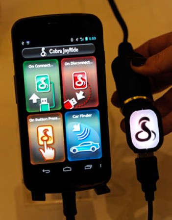 El Cobra JoyRide es un cargador de carro que funciona con los teléfonos Android y que permite utilizar las funciones del teléfono (como activar el GPS o desactivar el Wi-Fi) con apenas el toque de un botón. Estará disponible a mediados de 2012.