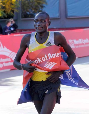 El keniano Dennis Kimetto consiguió la victoria en el maratón de Chicago con la mejor marca jamás lograda en los Estados Unidos (2h03:45).