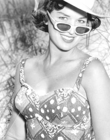 Una modelo de trajes de baño posa en el Parque Estatal Saint Andrews, en 1960.