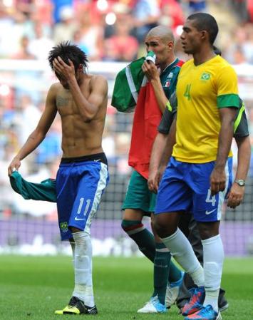 Neymar y Juan Jesus lucen frustrados durante el juego.
