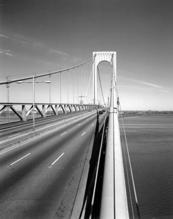 A Manhattan se puede llegar por carretera a través de los diez puentes que cruzan el río Harlem.