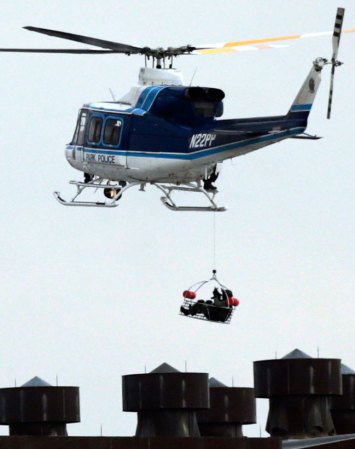 Las autoridades emplearon helicópteros para rescatar a posibles víctimas.