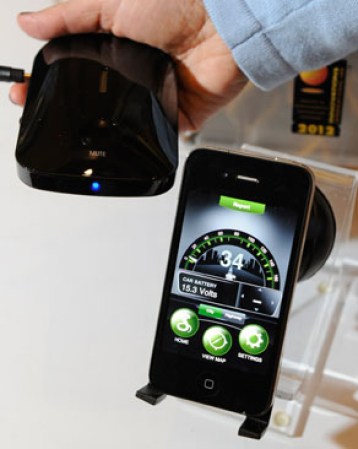 En exhibición el Cobra iRadar, un dispositivo que se conecta con el iPhone mediante conectividad Bluetooth y le avisa al usuario de cualquier cámara laser o radar de velocidad. Permite también compartir información para otros conductores que transitan el área.