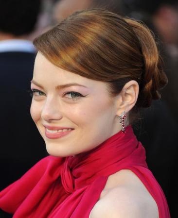 Emma Stone: un chignon recoge y enrolla todo el cabello largo mientras el flequillo atraviesa la frente de lado a lado. Ideal para vestidos con cuellos importantes.