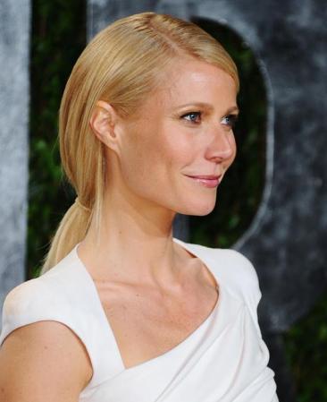 Gwyneth Paltrow: una cola baja pero más delicada, con el cabello alisado y escondido detrás de las orejas. Ideal para darle intensidad con el maquillaje de la temporada.