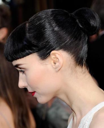 Rooney Mara: destaca su rodete de bailarina unido a un flequillo cortado a la navaja, muy al estilo Audrey Hepburn. Este peinado es fantástico para mamás jóvenes, modernas y prácticas.