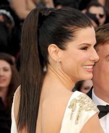 Sandra Bullock: un estilo prolijo pero sin rigidez, a partir de una cola de caballo tirante sin mechones sueltos. Elegante, sofisticado y alegre, es un look muy fácil de lograr.