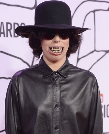 Con esta peculiar dentadura y un "look" similar al de Michael Jackson, Gaga se presentó en los YouTube Awards 2013, para estrenar su canción "Dope".