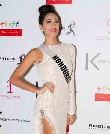 Las aspirantes a Miss Universo exhibieron modelitos de fantasía en Moscú, donde este 9 de noviembre se decidirá la ganadora.