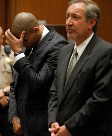 Brown es encontrado culpable y sentenciado a servicio comunitario, cinco años de probatoria y un año de consejería para agresores de violencia doméstica.