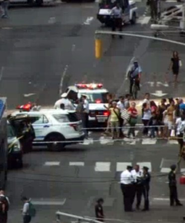 Dos autobuses de turismo chocaron en Times Square, dejando a varios heridos en la escena.