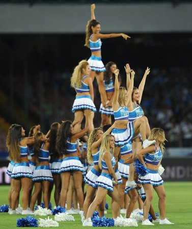 Las porristas de la NFL y del "football" universitario asombran con su belleza y su energía.