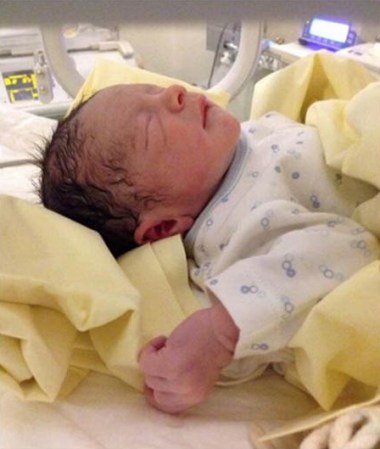 CARLOS TÉVEZ, compartió la foto de su pequeño Lito Junior Tévez, nacido el 25 febrero.