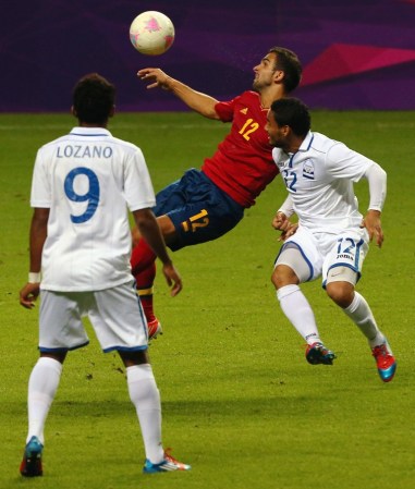 Orlin Peralta y el español Martin Montoya.