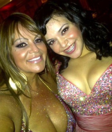Jenni Rivera comparte con su hija Jacqui.