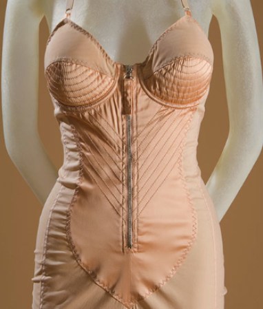 El interés del diseñador Jean Paul Gaultier se remonta a su niñez cuando descubrió el corset de su abuela, quedando fsinado por laidea de poder modelar el cuerpo con ropa. Sus diseño impusieron la tendencia de usar la ropa interior como ropa de vestir durante los 80’s.