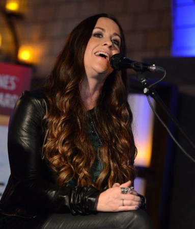 Alanis Morissette: Tiene un hermano gemelo lamado Wade quien es el vocero de Lululemon Athletica e instructor de Yoga.