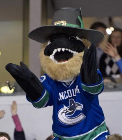 En Canadá hasta los equipos de Hockey se disfrazan en St. Patrick's Day