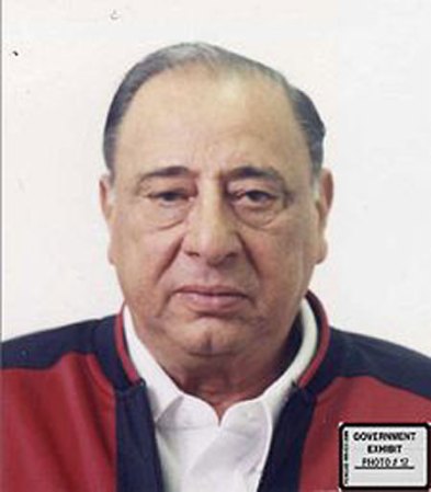 "Black Sam" Carlisi comenzó en la mafia como chofer de Aiuppa y escaló hasta llegar a posiciones de poder. Murió de un ataque cardiaco en prisión en 1997 tras ser condenado por pandillerismo.