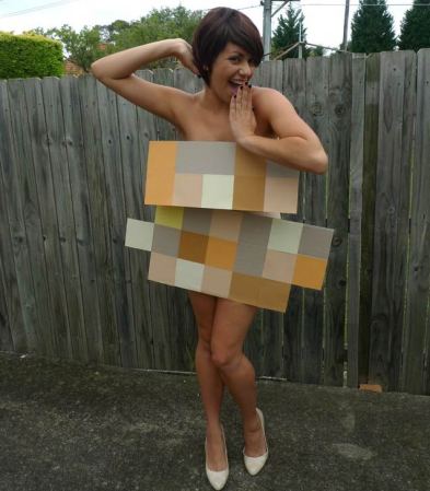 Mujer disfrazada de "foto censurada en Internet".