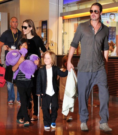 Brad Pitt y Angelina Jolie son, sin duda alguna, los mejores representantes de la adopción. Padres de media docena de niños, cuatro de ellos adoptados, captan la mirada de todos a dónde quiera que vayan.