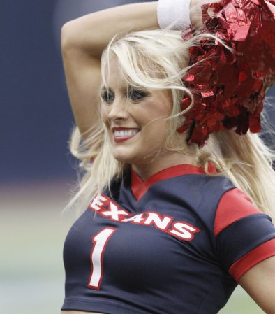 Las porristas de la NFL y del "football" universitario asombran con su belleza y su energía.