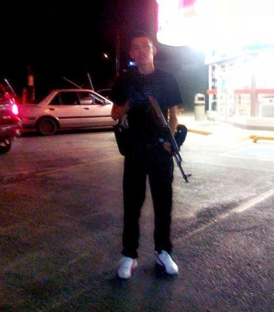 Fotos de presuntos sicarios del narcotrafico en Nuevo Laredo, Tamaulipas, México, difundidas por la página web Blog del Narco.