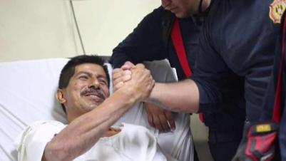 Ecuador: bajo escombros, sobrevive bebiendo su orina