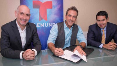 Carlos Ponce firma exclusividad con Telemundo