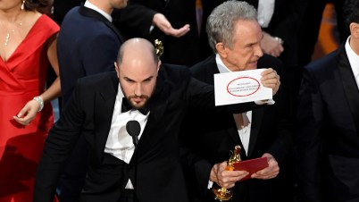 Anuncian investigación de error durante los premios Oscar