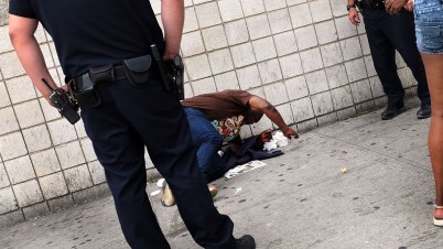 Decenas sufren sobredosis simultánea en calle de NY