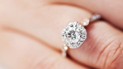 Subastan anillo de diamantes comprado en pulguero