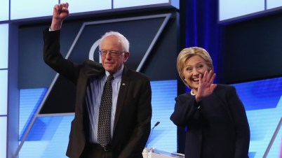 Sanders y Clinton, juntos en un acto de campaña