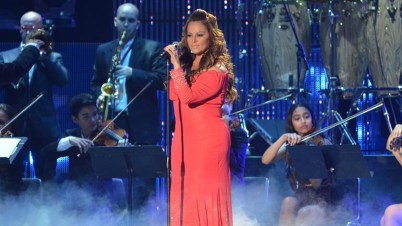 Jenni Rivera vuelve a cantar sobre un escenario