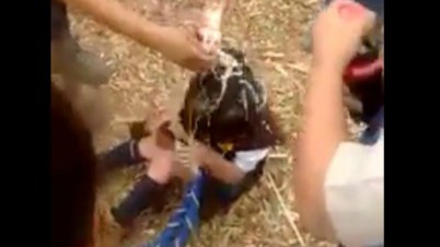 Video: repudian ritual de iniciación a niña scout