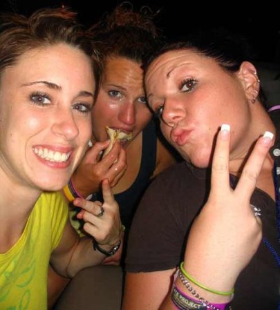 Fotos tomadas de la página que Casey Anthony mantenía en photobucket.com antes de ser juzgada y exonerada por la muerte de su hija Caley Anthony y que fueron consideradas como posible evidencia por la fiscalía.