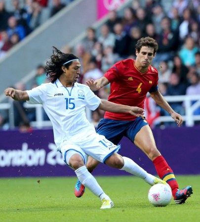 Andy Najar, Roger Espinoza (en la foto) y el goleador Jerry Bengtson son jugadores de la MLS. En la gráfica Espinoza le gana el balón a Javier Martínez de la selección española.