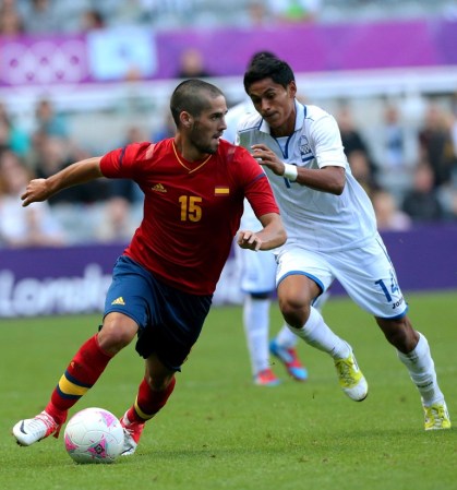 Pese al brillante momento de la selección mayor que se coronó recientemente bicampeona de Europa y antes monarca del mundo, el equipo olímpico ibérico no pudo seguir esa senda de éxitos y cayó ante Honduras. Isco de España disputa el balón con Andy Najar de Honduras.