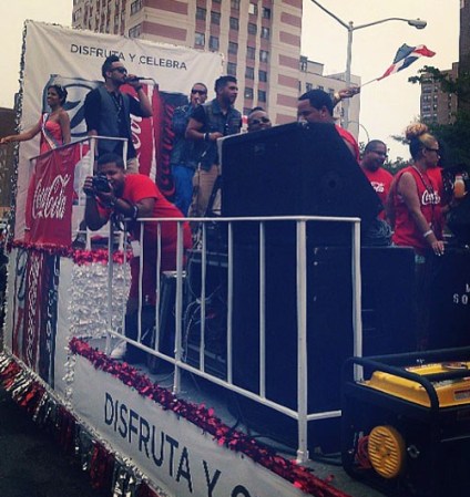 Miles de dominicanos se congregaron para celebrar por todo lo alto el Desfile Dominicano de El Bronx 2013 en la ciudad de Nueva York.