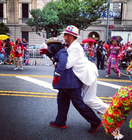 Miles de dominicanos se congregaron para celebrar por todo lo alto el Desfile Dominicano de El Bronx 2013 en la ciudad de Nueva York.