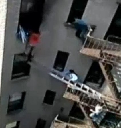 De haber saltado, la caída le hubiese garantizado una muerte casi segura.