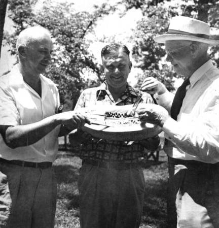 Richard H. Simpson y amigos degustando una sandía del Condado de Jefferson. 1940.