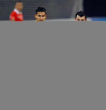 Luis Fernando Saritama #19 de Ecuador y Gary Medel #17 de Chile.