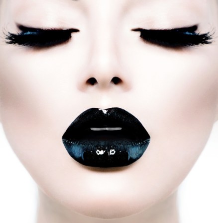 De moda en las pasarelas, pero deja que se quede ahí. El negro no es para lo labios.
