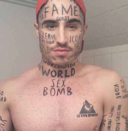 Vin Los, el sensual modelo de los tatuajes en la cara.