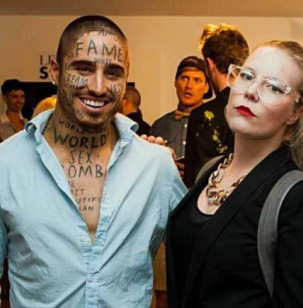 Vin Los, el sensual modelo de los tatuajes en la cara.