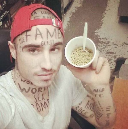Vin Los, el sensual modelo de los tatuajes en la cara.